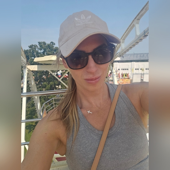 Meet your Posher, Chelsie 🩷🩷🩷 - Picture 6 of 7